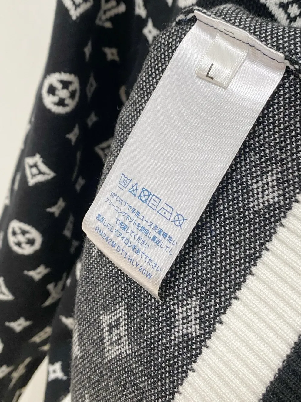 🅿️440 LV 2025 new wool blended round neck long sleeve sweater cardigan bottoming sweater, high-end version! The custom-made fabrics at the counter are highly breathable and comfortable, with impeccable details and brand element design concepts, reflecting high quality. It feels delicate and soft! It presents a casual cut and the upper body shape is great! 🐉Code size: M-3XL